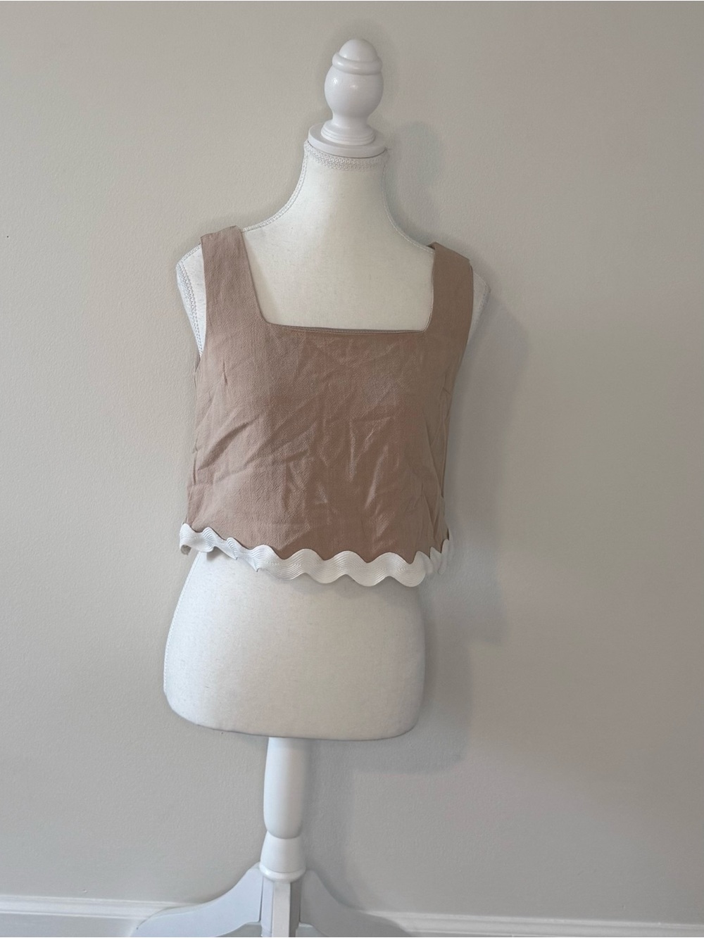 She + Sky Scallop-Hem Linen Crop Tank Top